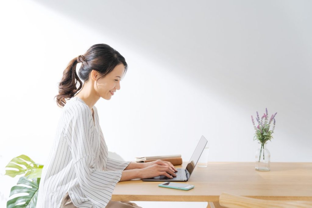 パソコンで作業をする女性のイメージ画像