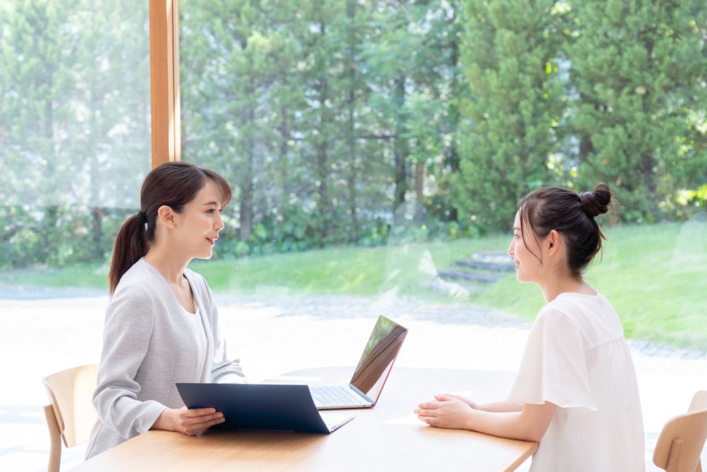 対面して話す女性二人のイメージ画像